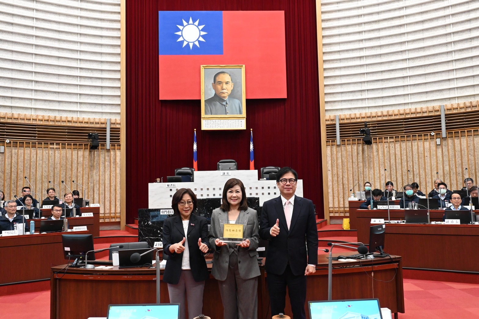陸淑美議員八連霸寫下紀錄　康議長頒獎表揚肯定問政典範
