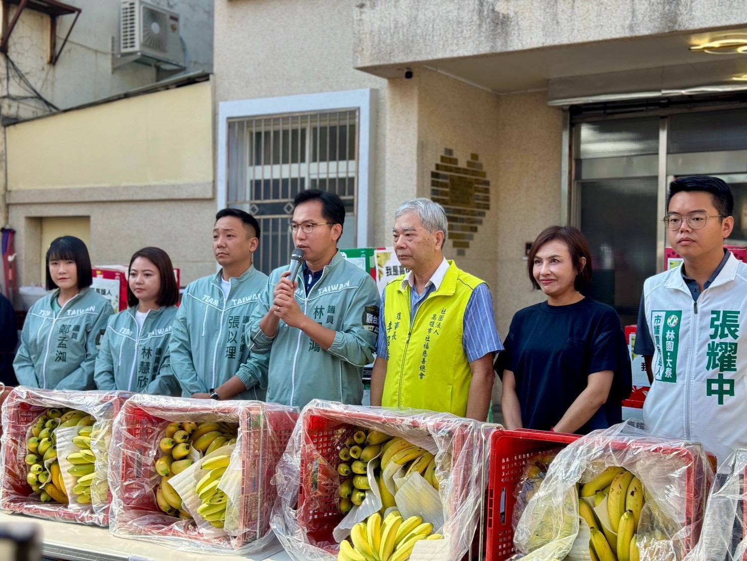挺旗山蕉林智鴻助募千斤　攜手邱議瑩捐弱勢