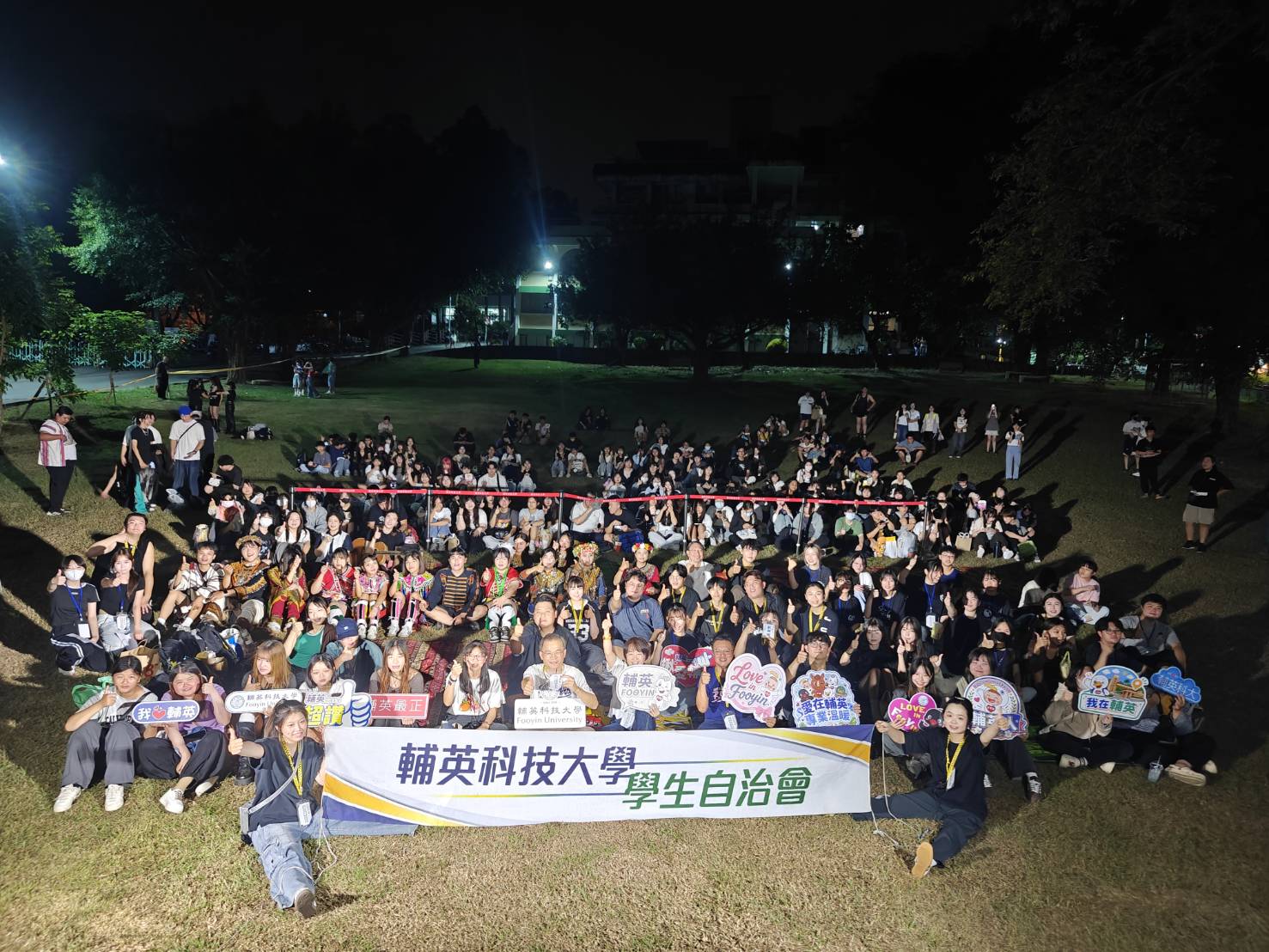期中考前先放鬆  輔英科大草地音樂祭登場　歌手樂團接力嗨翻校園