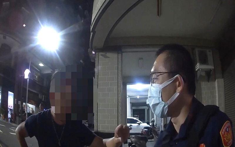 健身房人太多氣到摔寶特瓶　47歲男街頭發洩遭警依法處理