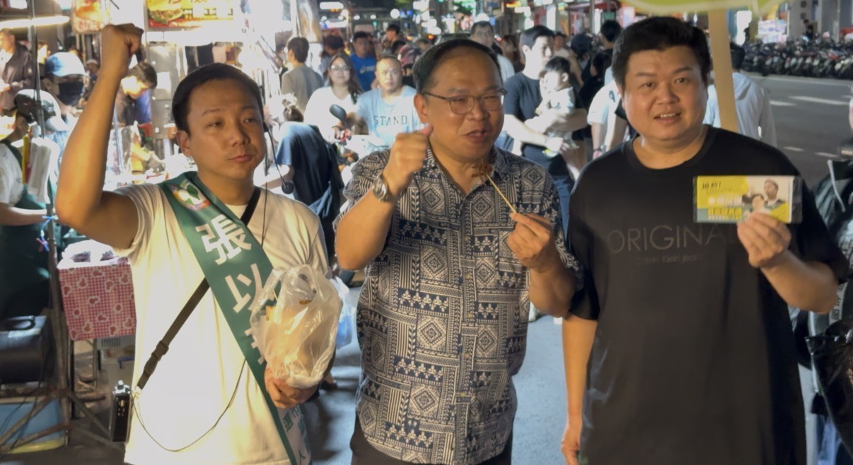 王義川現身楠都夜市陪張以理拜票　呼籲左楠鄉親別讓新人留下遺憾