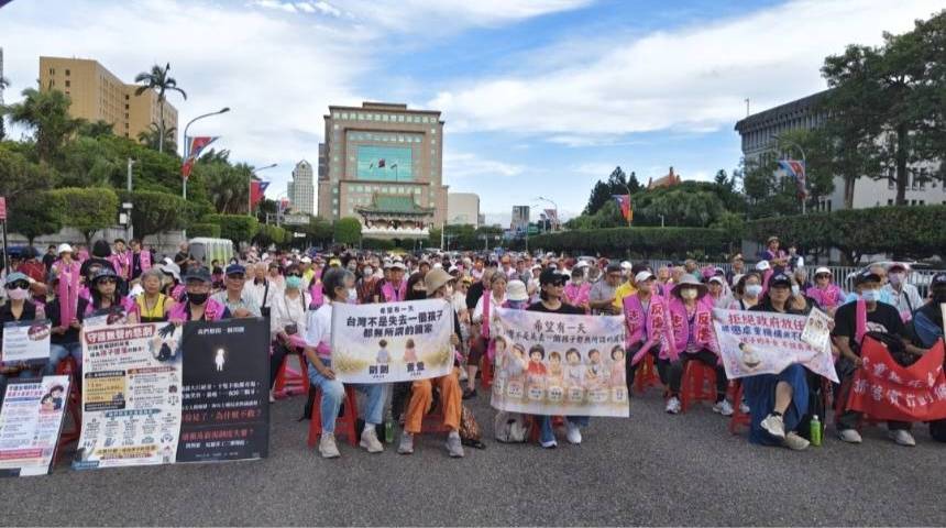 翻看800小時影像獨自找證據！受虐兒家長凱道發聲 盼建立明確調閱與保全機制