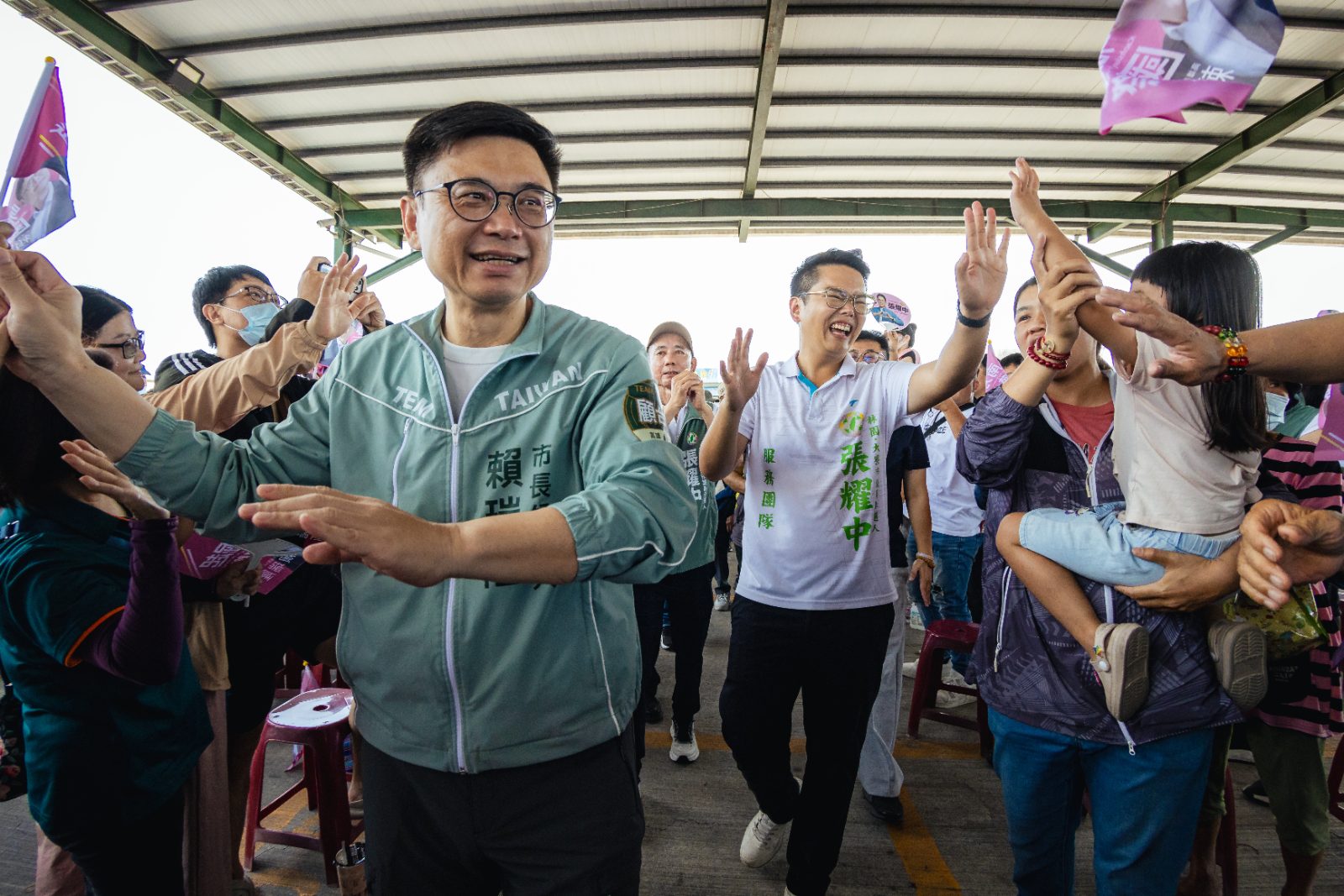 母雞帶小雞拚選戰　賴瑞隆領軍挺張耀中　在地基層力挺聲勢大漲