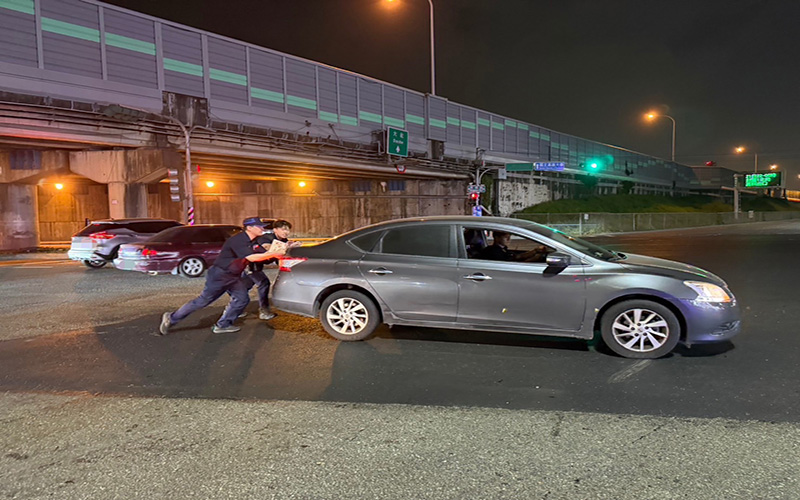 民眾愛車突故障求助　楠梓警聯手實務訓練生暖心解圍
