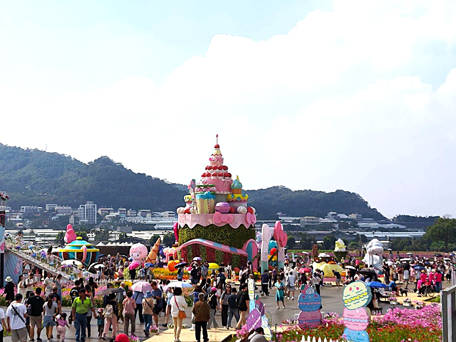 金秋季節新社花海花毯節結合甜點文化 亮麗展現大型花卉造景